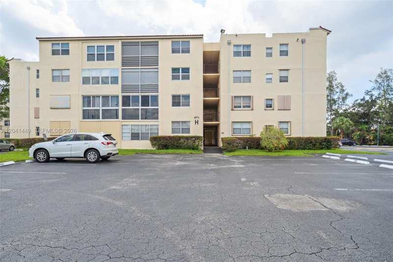 2871 Somerset Dr # 102, Lauderdale Lakes FL 33311