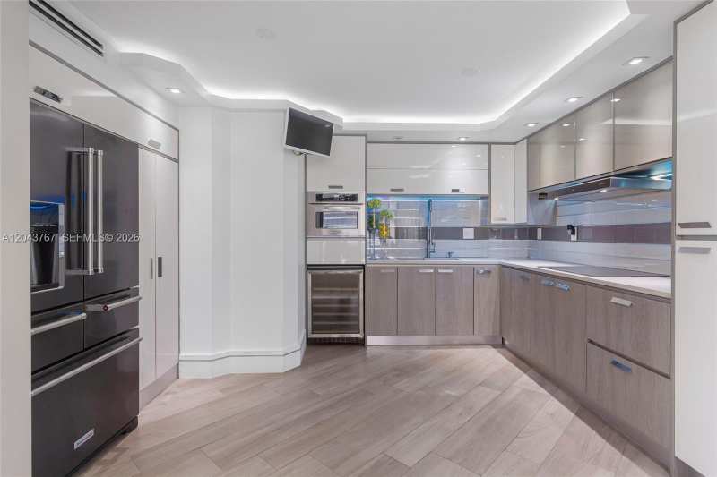 6061 Collins Ave # 8F, Miami Beach FL 33140