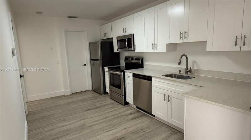 411 SE 10th St # 3, Hallandale Beach FL 33009