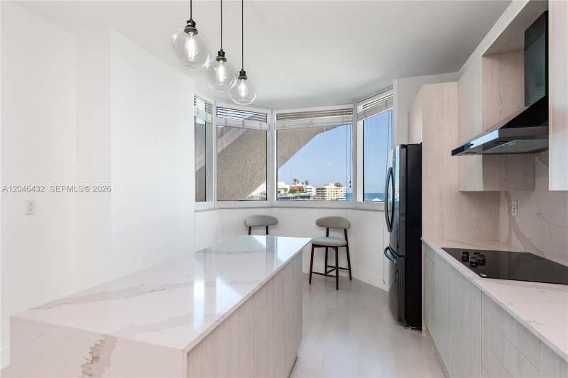 300 S Pointe Dr # 907, Miami Beach FL 33139