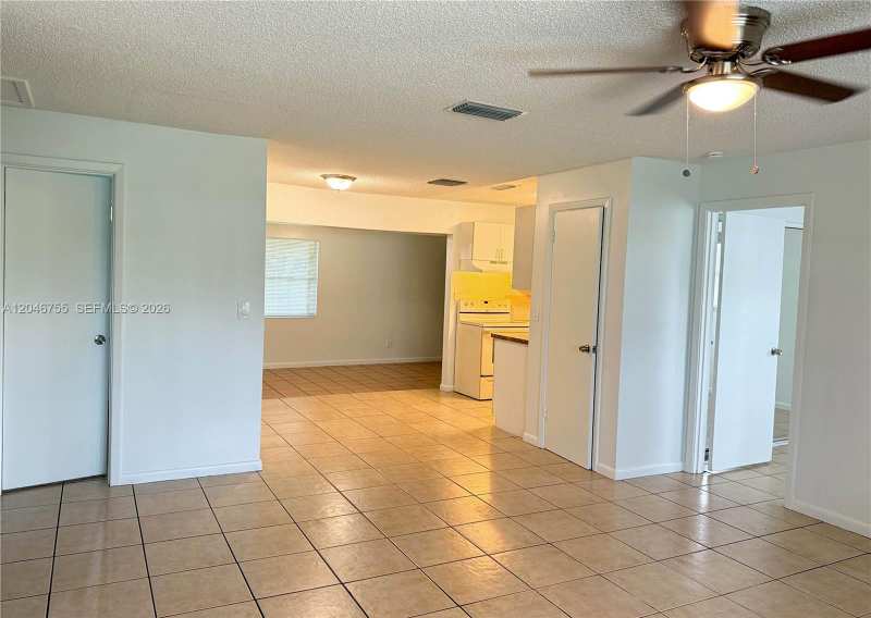 12096 Dolphin Dr, Palm Beach Gardens FL 33410