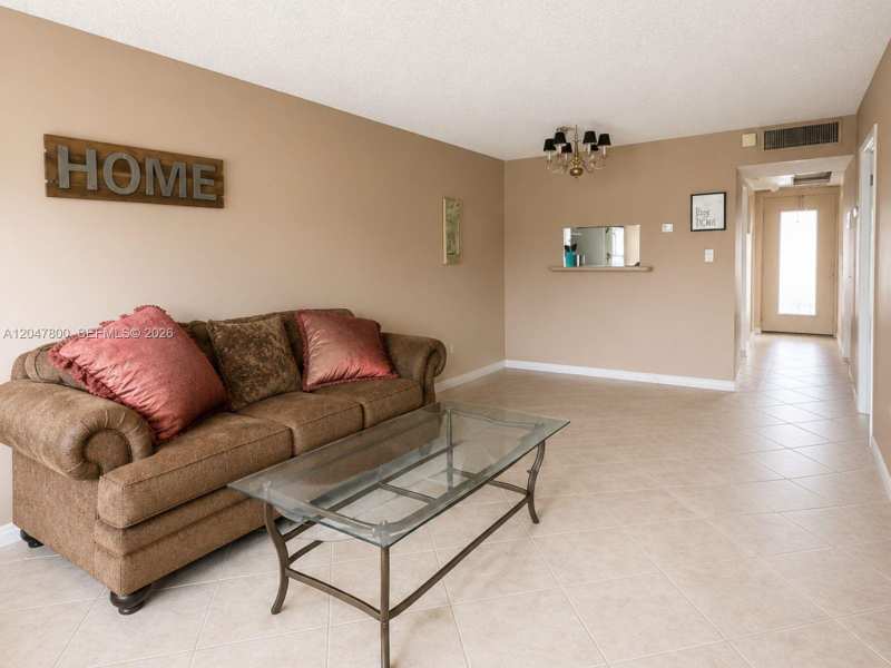 4700 NW 35th St # 411, Lauderdale Lakes FL 33319