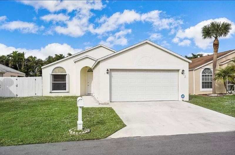 7 Bentwater Circle, Boynton Beach FL 33426