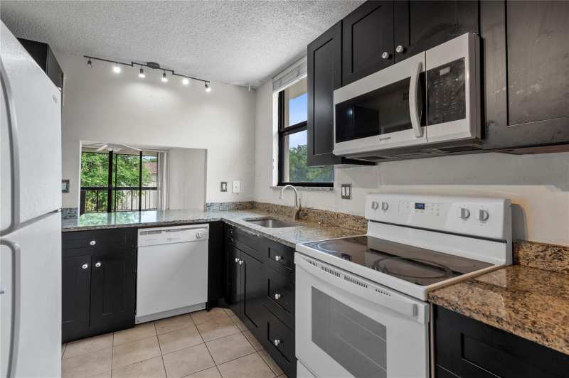 8429 Forest Hills Drive # 304, Coral Springs FL 33065
