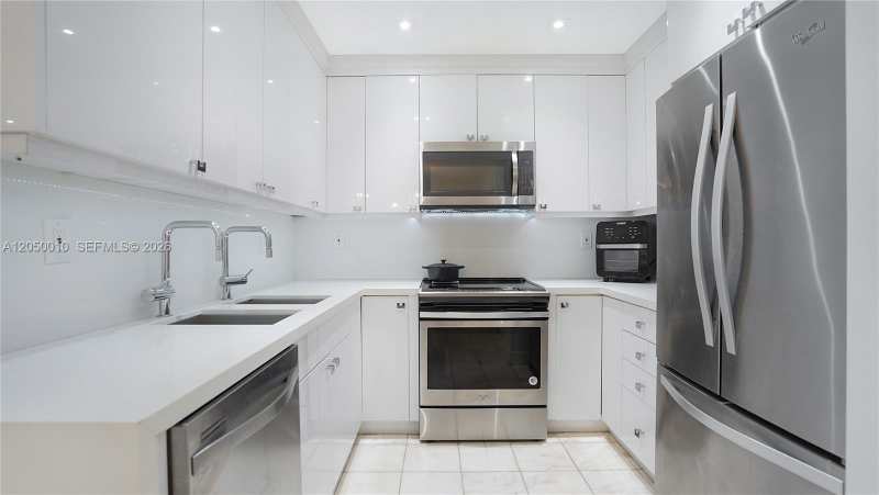 4301 Collins Ave # 403, Miami Beach FL 33140