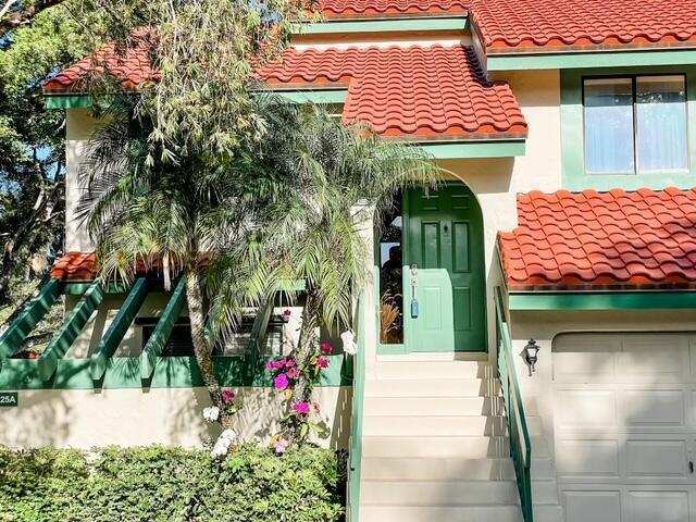 25 Lexington Lane W, Palm Beach Gardens FL 33418