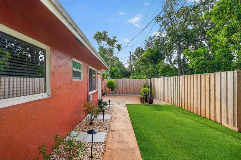 1720 NE 8th Avenue, Fort Lauderdale FL 33305