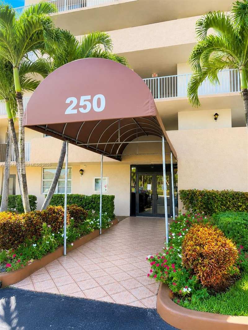 250 Jacaranda Dr # 302, Plantation FL 33324