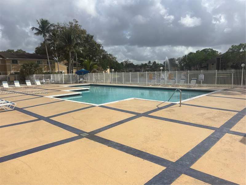 323 E Palm Cir E, Pembroke Pines FL 33025