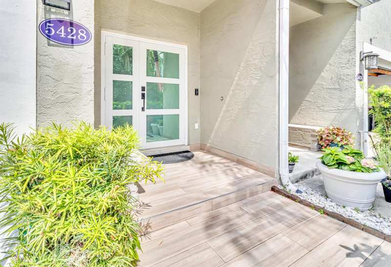 5428 Pointe Villa Drive, Lighthouse Point FL 33064