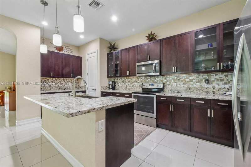 1053 SW 113th Way, Pembroke Pines FL 33025