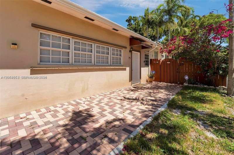 23 SW 8th St, Hallandale Beach FL 33009