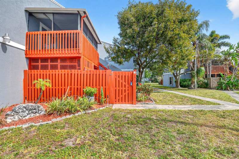 18 CROSSINGS Circle # F, Boynton Beach FL 33435