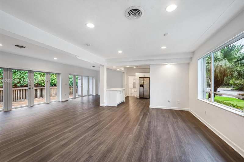 9520 E Broadview Dr, Bay Harbor Islands FL 33154