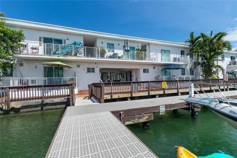 7950 Tatum Waterway Dr # N20, Miami Beach FL 33141
