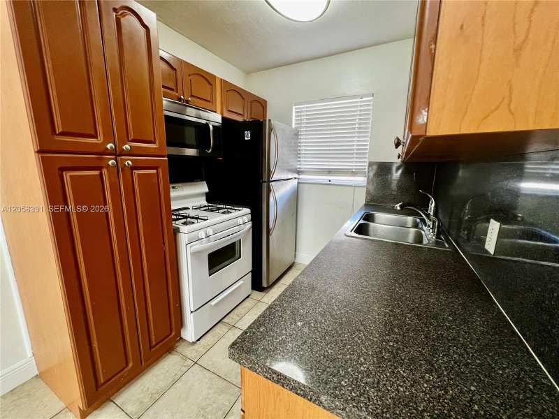 2072 NE 169th St # 8, North Miami Beach FL 33162