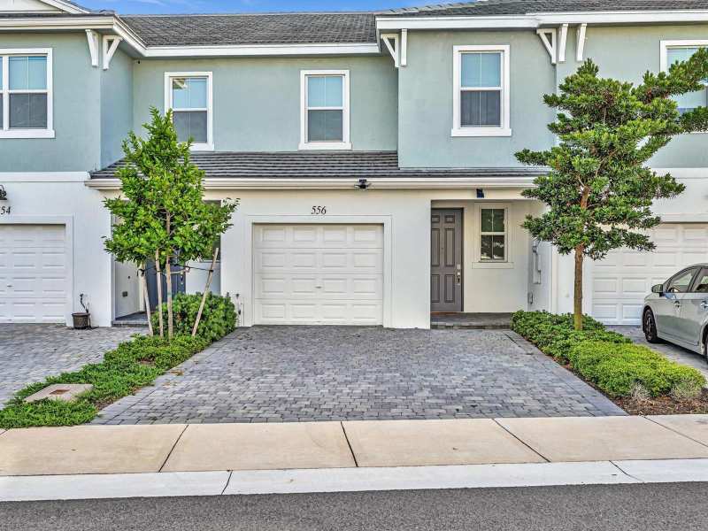 556 Sanderling Circle, Deerfield Beach FL 33442