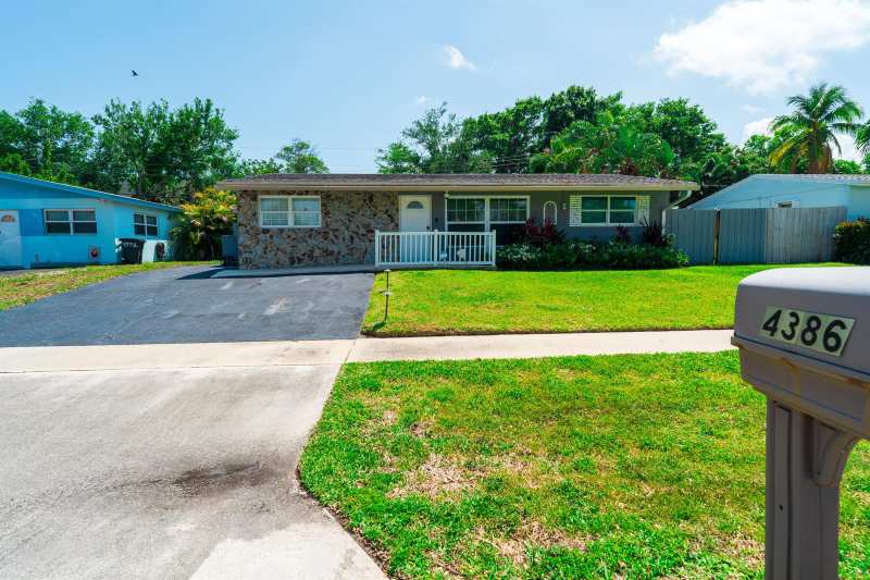 4386 Bamboo Drive, Palm Beach Gardens FL 33410