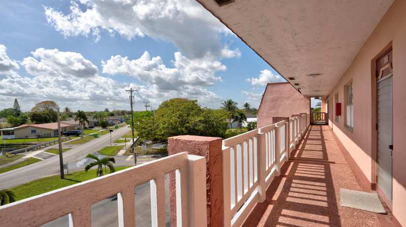 9400 SUNRISE LAKES Boulevard # 303, Sunrise FL 33322