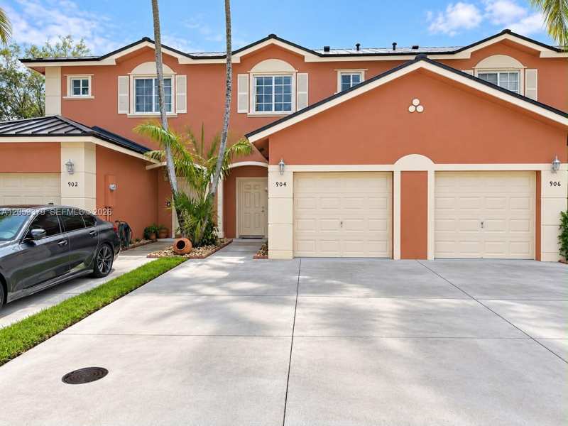 904 NW 100th Ave, Pembroke Pines FL 33024