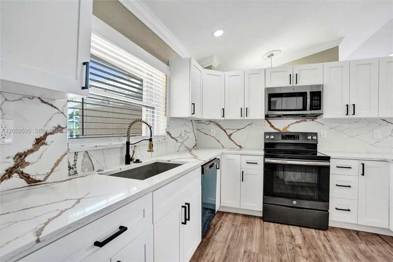 8204 SW 12th St, North Lauderdale FL 33068