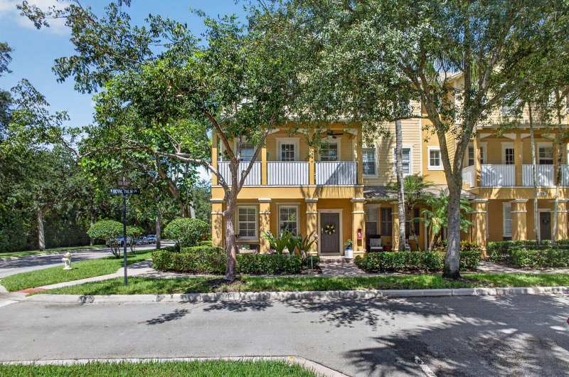128 W Royal Palm Circle # 101, Jupiter FL 33458