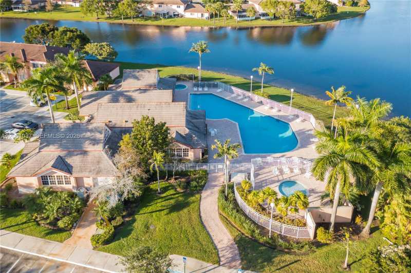 20822 NW 2nd St, Pembroke Pines FL 33029