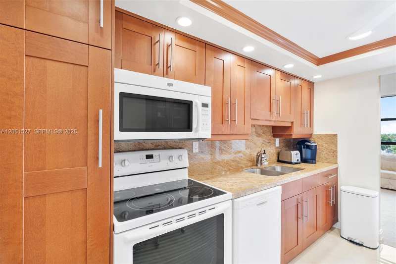 600 Parkview Dr # 709, Hallandale Beach FL 33009