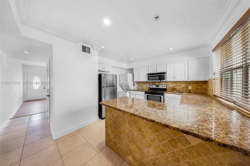 7801 HISPANOLA AV # 4, North Bay Village FL 33141