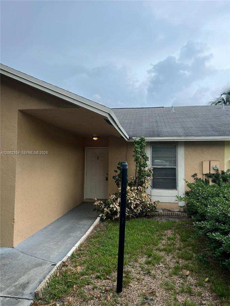 9 NE 44th St, Deerfield Beach FL 33064