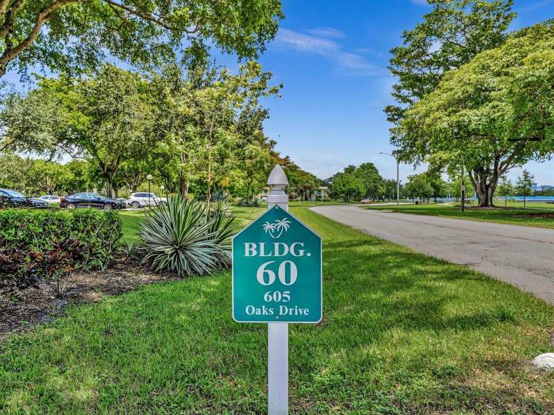 605 OAKS Drive # 810, Pompano Beach FL 33069