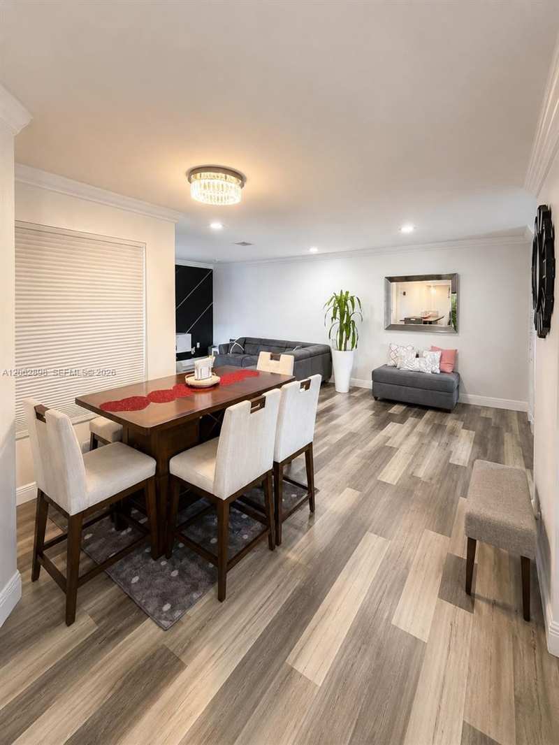2041 Bayberry Dr, Pembroke Pines FL 33024