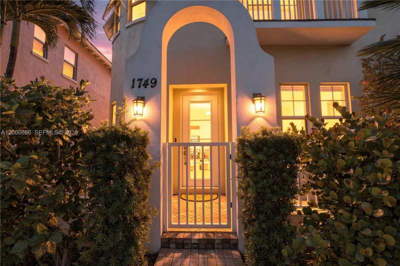 1749 NE 9th St, Fort Lauderdale FL 33304
