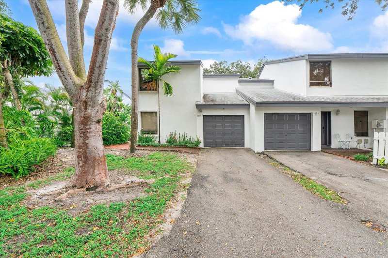 9897 Fairway Cove Lane, Plantation FL 33324