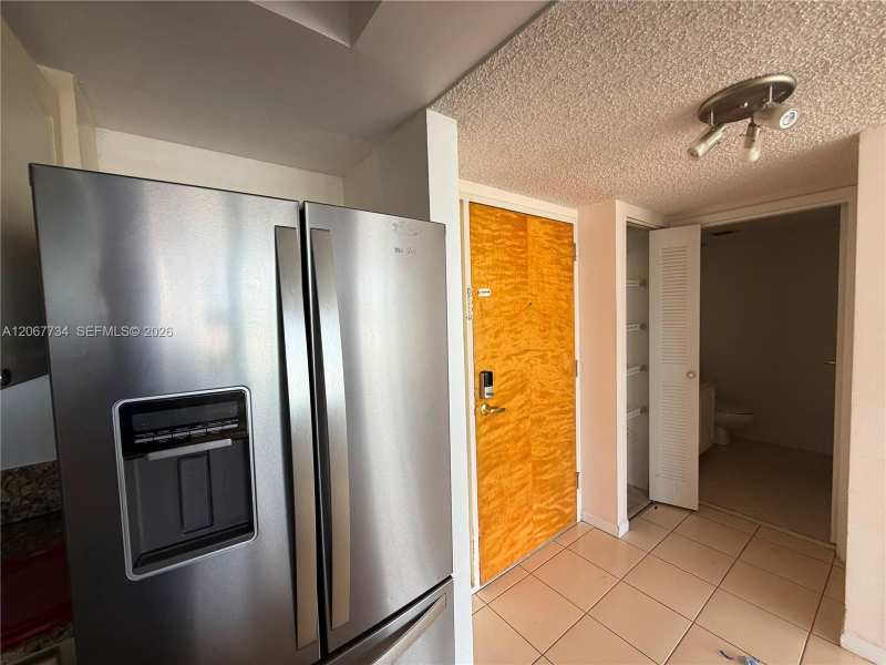 7601 E Treasure Dr # 2220, North Bay Village FL 33141