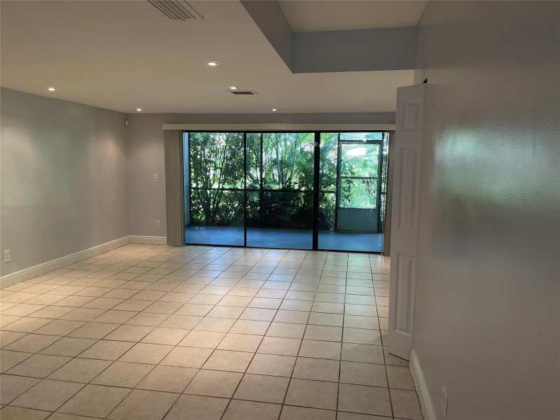 8843 SPRINGTREE LAKES Drive, Sunrise FL 33351