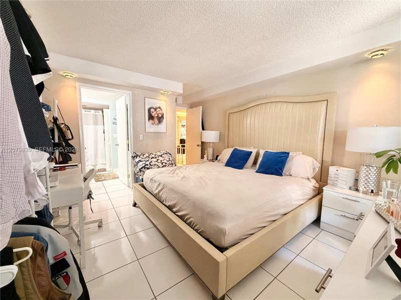 3730 Inverrary Dr # 1G, Lauderhill FL 33319