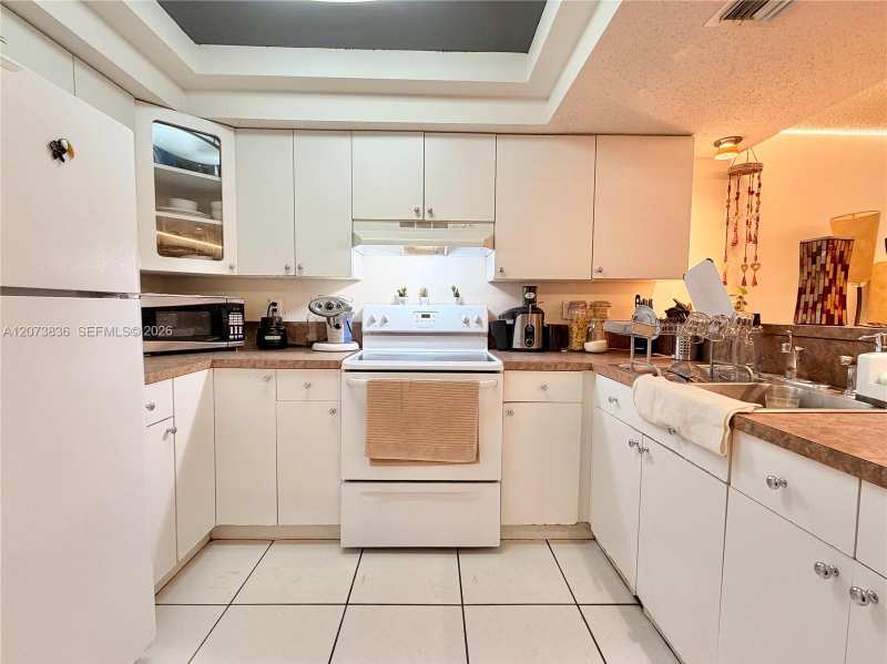3730 Inverrary Dr # 1G, Lauderhill FL 33319