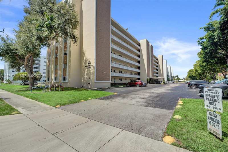 1001 NE 14th Ave # 402, Hallandale Beach FL 33009