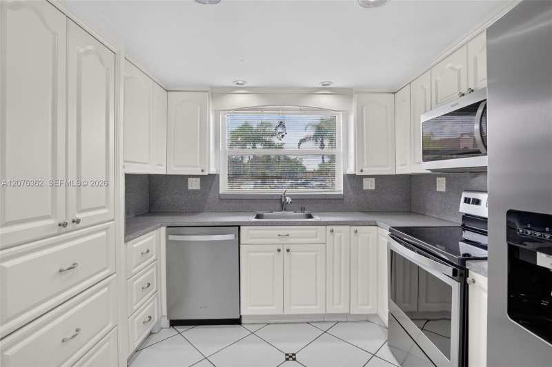 9721 Sunrise Lakes Blvd # 102, Sunrise FL 33322