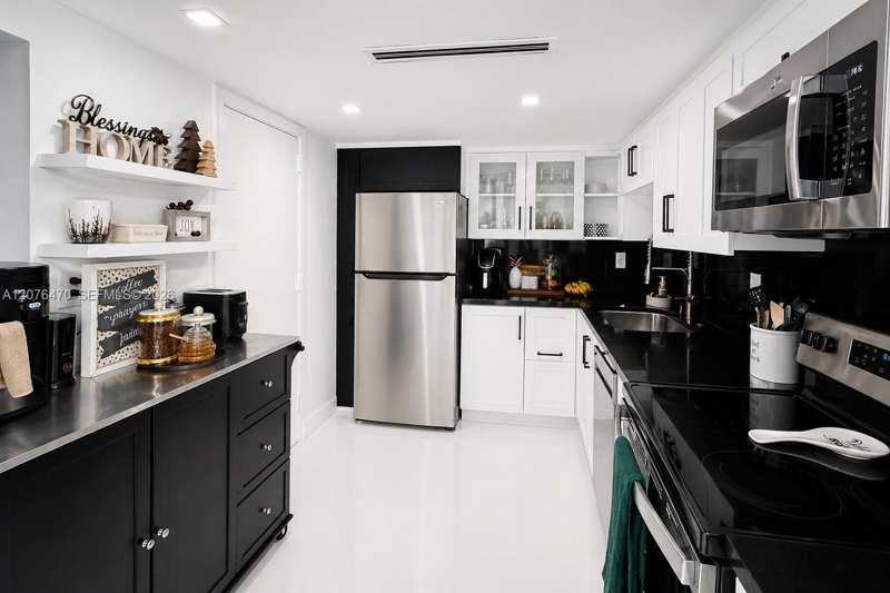 300 Bayview Dr, Sunny Isles Beach FL 33160