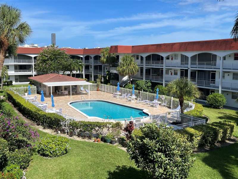 581 Blue Heron Dr # B, Hallandale Beach FL 33009