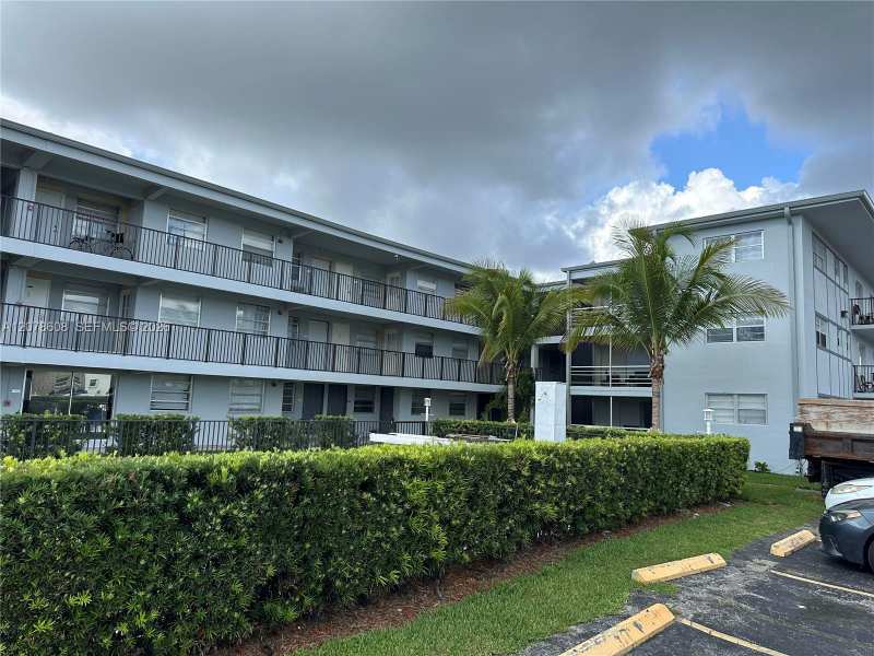 1100 NE 1st Ct # 102, Hallandale Beach FL 33009