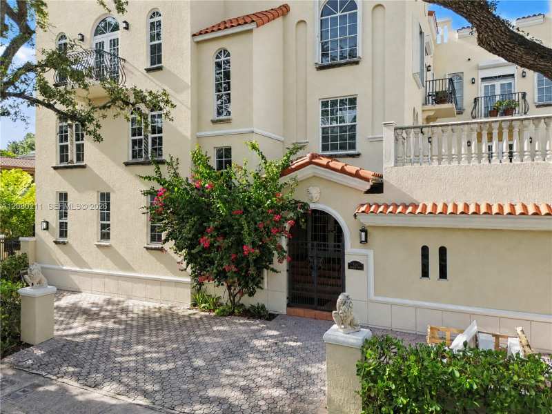 111 Edgewater Dr # 3B, Coral Gables FL 33133