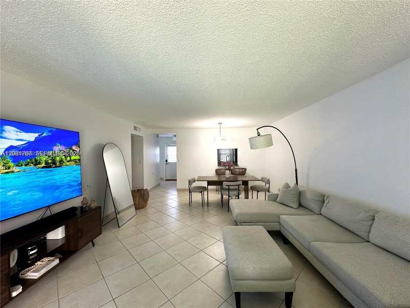 620 NE 12th Ave # 102, Hallandale Beach FL 33009