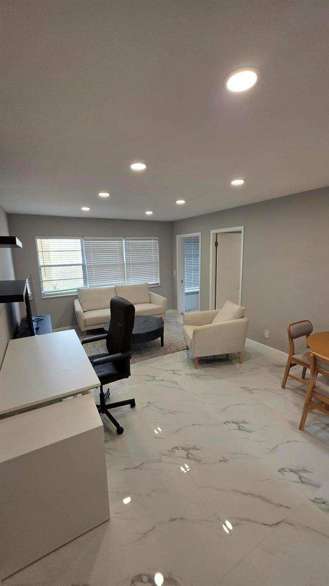 319 LAKE FRANCES Drive # 319, West Palm Beach FL 33411