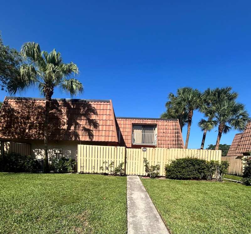804 BLUE RIDGE Circle, West Palm Beach FL 33409