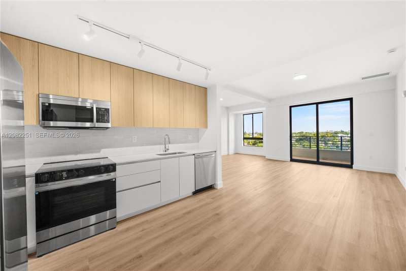 215 SE 4th St # 202, Hallandale Beach FL 33009