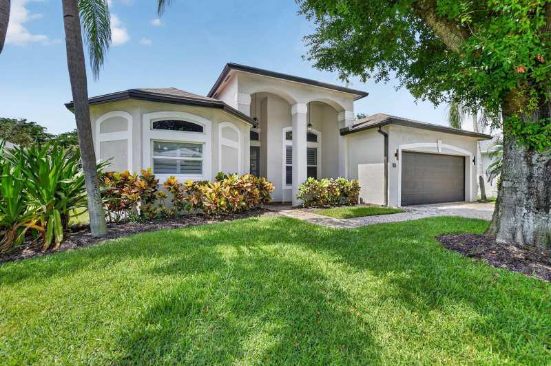 10 LAKE EDEN Drive, Boynton Beach FL 33435