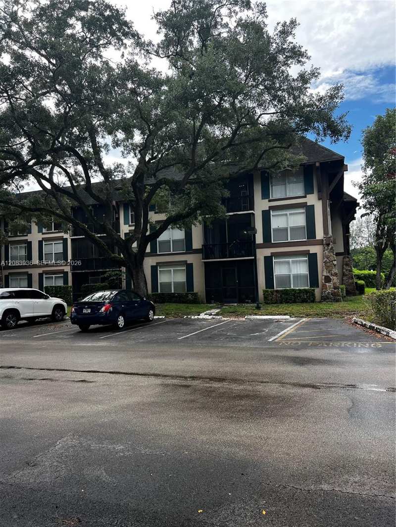 3720 Inverrary Dr # 1W, Lauderhill FL 33319